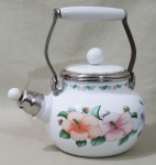 KAMENSTEIN, Chaleira em ágata esmaltada na tonalidade branca, com pintura de flores e folhagens em policromia, alça central em porcelana, apresenta sinais de ferrugem. Med.: 25x25x19cm.