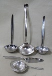 METAL PRATEADO, Lote com 5 peças, sendo: A) 2 conchas em aço inox da manufatura HERCULES de decorações distintas (24cm), B) 1 coador de chá em metal espessurado a prata da manufatura FRACALANZA (18x9cm), C) 1 pá de bolo em aço inox da manufatura HERCULES e D) 1 concha em metal espessurado a prata italiano (33cm).