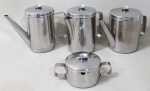 WOLF INOX, Parte de serviço para café em aço inox, sendo: A) 1 bule p/ chá (13,5x19x9,5cm), B) 1 bule p/ café (13,5x19,5x8,5cm), C) 1 leiteira (14x16x8,5cm) e D) 1 açucareiro (6,5x14x8,5cm).
