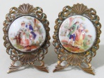 PORCELANA, Duas placas decorativas em porcelana esmaltada com pintura de cena galante em policromia, emoldurada em metal dourada ricamente cinzelada com concheados e elementos vegetalistas. Med.: 6x4cm.