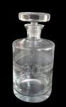 CRISTAIS, Licoreira em cristal europeu translucido, lapidado por elementos geométricos em baixo relevo, tampa circular facetada, ínfimos bicados na parte interior da tampa. Med.: 19,5cm.
