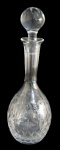 CRISTAIS, Licoreira em cristal europeu translucido, corpo bojudo, lapidado por elementos vegetalistas, colmeias, sulcos e esferas em baixo relevo, apresenta mofo interno. Med.: 35,5cm.