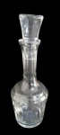 CRISTAIS, Licoreira em cristal europeu translucido, lapidado por sulcos e gomos. Med.: 34cm.