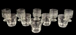 VIDROS, Lote com 10 copos em vidro translucido, sendo: A) 5 para shots da manufatura ARCOROC, decoração dita: Dedão (7x7cm) e B) 5 taças para shot em vidro translucido, haste cilíndrica e base circular (8x6cm).