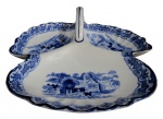 AEBEY, 1790, Inglaterra, Petisqueira em faiança vitrificada, 3 divisórias, formato de folha, com pintura de paisagem e arabescos na tonalidade azul, possui fios de cabelo e bicado. Med.: 8x26,5x26cm.