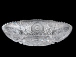 CRISTAIS, Centro de mesa em cristal europeu translucido, ricamente lapidado por estrelas, sulcos e pingos de diamante, borda com decoração dentada. Med.: 9x28x17,5cm.