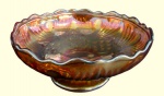 CARNIVAL GLASS, Fruteira em vidro carnival glass dito: Fogo, em formato circular, borda recortada, decorado com motivos vegetalistas e bico de jaca relevado. Med.: 10x21,5cm.