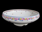 LIMOGES, BALLERO FRERES, Fruteira em porcelana francesa esmaltada na tonalidade branca, decorado com guirlanda floral, flores e folhagens em rica policromia, borda filetada na cor azul, possui marcas de uso. Med.: 10x28cm.
