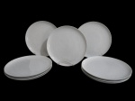 NORITAKE, Nove pratos rasos em porcelana esmaltada na tonalidade branca, com pintura de florões, arvoredos, gregas, chafariz e figuras realçadas em branco. 1 apresenta bicado. Med.: 26cm.