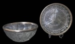 VIDROS, Saladeira e petisqueira c/3 divisórias em vidro translucido ricamente lapidados com guarnição em metal espessurado a prata, apresenta oxidações. Med.: 9,5x23cm / 4,5x23cm.