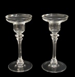 HERING, Par de taças para licor em cristal translucido, haste sextavada, apoiada sobre base circular, acondicionadas em caixa original com desgastes. Med.: 14,5x6,5cm.