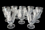 ARCOROC, França, Doze taças para vinho em vidro translucido com decoração dita: Dedão, haste cilíndrica apoiada sobre base circular. Med.: 9x6,5cm.