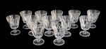 ARCOROC, França, Doze taças para vinho em vidro translucido com decoração dita: Dedão, haste cilíndrica apoiada sobre base circular. Med.: 11,5x8,5cm.