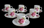 RENNER, Medaillon, Seis xícaras para café com seus respectivos pires em porcelana esmaltada na tonalidade branca, pintura de flores e folhagens em policromia e borda filetada a ouro. Med.: 5,5x7x5cm / 10cm.