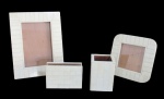 DIVERSOS, Lote com 4 peças confeccionadas em placa de osso, sendo: A) 2 porta retratos (21x16,5cm / 14,5x14,5cm, B) 1 porta cartão (7x10,5x3cm) e C) 1 porta canetas (9x6,5x6,5cm).