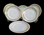 RIO BRANCO, Seis pratos para sobremesa em porcelana esmaltada na tonalidade branca, decorado com guirlanda floral e faixas em ouro. 1 possui desgastes na douração. Med.: 19,5cm.