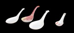 PORCELANA ORIENTAL, Lote com 4 colheres para sopa confeccionadas em porcelana, de modelos, tamanhos e decorações distintas. Maior: 21cm. Menor: 14cm.