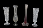 CRISTAIS/VIDROS, Lote com 4 vasos solifleur, sendo: A) 1 em vidro de Murano na tonalidade vinho e translucida, apresenta ínfimos bicados (20cm), B) par em cristal translucido com lapidação quadrangular com pingo de diamante em baixo relevo, 1 com ínfimo bicado (17x5,5x5,5cm) e C) 1 em vidro translucido com decoração de gomos torcidos e borda ondulada (19x4,5cm).