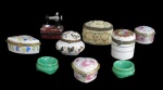 DIVERSOS, Lote com 10 peças, sendo: A) 7 caixinhas em porcelana (maior: 5x4cm / menor: 3x4,5cm), B) caixinha em resina (4,5x6x5cm) e C) par de peanhas para ovo em quartzo verde (3,5cm) (1 com pés quebrado).