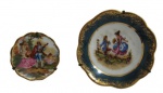 LIMOGES, França, Dois pratos decorativos em porcelana esmalta, com pintura de cena galante em policromia e borda filetada a ouro. Med.: 7,5cm / 4,5cm.