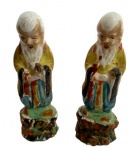 ESCULTURAS, Par de esculturas em faiança vitrificada representando sábio chinês com pintura ricamente policromada, ambos apresentam bicados e rachados. Med.: 12,5cm.