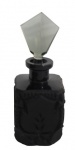 CHESLOVAKIA, Perfumeiro confeccionado em cristal negro, ricamente lapidado por sulcos, perolados e folhagens em baixo relevo. Med.: 11,5x4,5x4,5cm.