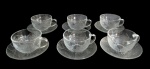 ARCOROC, França, Seis xícaras para chá com seus respectivos pires confeccionados em vidro com decoração de folhas. Med.: 6x11,5x9cm / 14cm.