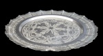 METAL INOX, Grande prato em aço inox, ricamente cinzelado por elementos vegetalistas e guirlanda floral. Med.: 44cm.