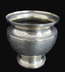 BRONZE, Cachepot em bronze indiano, ricamente cinzelado por elementos vegetalistas, marcado no fundo. Med.: 14x14cm.