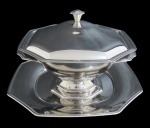 MERIDIONAL INOX, Sopeira c/ presentoir em aço inox, formato oitavado. Marcado no fundo. Med.: Sopeira: 20x27x27cm / Presentoir: 34,5x34,5cm.