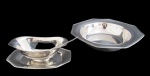 MERIDIONAL INOX, Travessa funda e molheira c/ presentoir em aço inox, formato oitavado. Molheira acompanha concha. Med.: 6x28x28cm / 7x19x9cm.