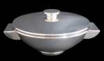 EBERLE INOX, Sopeira em aço inox, alças laterais e pega da tampa no formato de disco. Med.: 13x28x23cm.