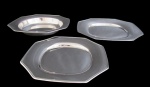 MERIDIONAL INOX, Três travessas em aço inox, sendo 2 rasas e 1 funda, formato oitavado. Marcada no fundo. Med.: 25x25cm / 29,5x29,5cm / 27x27cm.