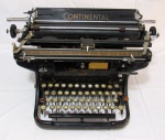 COLECIONISMO, Máquina de escrever/datilografia da marca CONTINENTAL, confeccionada em ferro na tonalidade preta, usada, placa com inscrições : Ao Dr. Ferreira Pinto, os colegas e amigos de Campos, 9/11/1937. Não testada e sem garantia de funcionamento. Medidas: 25x52x37cm.