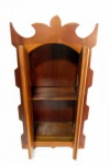 ARTE SACRA, Grande oratório confeccionado em madeira, adornos recortados, portas centrais articuláveis, interior com 1 prateleira. Med.: 74x39x19cm.