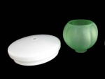 VIDROS, Lote com 2 cúpulas, sendo: A) 1 em vidro opalinado, pequenos bicados no bocal (19cm) e B) 1 em vidro na tonalidade verde, decorado em gomos, apresenta bicado no bocal (13x6cm).