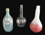 VIDROS, Lote com 3 garrafas em vidro, sendo: A) 2 em vidro pintado com motivos florais, somente 1 com tampa (25cm / 22cm) e B) 1 de licor israelense em vidro translucido, decoração de argolas (24cm, sem tampa).