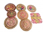 DIVERSOS, Lote com 8 descanso de panelas confeccionados em palha, 7 ricamente decorado com motivos florais em policromia, e 1 representando coruja. Med.: Maior: 23cm / Menor: 18cm.