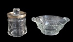CRISTAIS/VIDROS, Lote com 2 peças, sendo: A) 1 biscoiteira em cristal translucido, lapidado por frutos e folhagens em baixo relevo, borda em metal espessurado a prata (17x11,5cm) e B) 1 saladeira em vidro translucido, decorado por esferas, sulcos e volutas, lapidado por flores e folhagens em baixo relevo, alças em gomos (10x25,5x21,5cm).