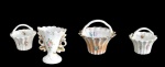 PORCELANA, Lote com 4 peças, sendo: A) 3 cestas em porcelana esmaltada na tonalidade branca, com pintura de motivos florais em policromia, as 3 coladas (maior: 8x9cm / menor: 6x7cm) e B) 1 vaso ânfora em porcelana esmaltada com pintura de flores e folhagens em policromia e realces em ouro, falhas na douração (8x7x4cm).
