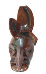 ESCULTURAS, Escultura de parede representando figura abstrata, confeccionado em terracota vitrificada com pintura acidada, bicado na orelha. Med.: 32x13cm.