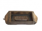 COLECIONISMO, Antiga forma para confecção de tijolo em madeira com guarnições em ferro, apresenta oxidação, peça de coleção, inscrições N. 8. N. Med.: 34x14cm.