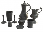 ESTANHO, Lote com 9 peças em estanho de modelos, decorações e feitios distintos. Peças possuem ranhuras e mossas. Med.: Maior: 28cm / Menor: 7cm.