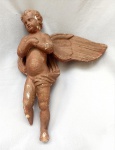 ARTE SACRA, uma (1) antiga escultura representando anjo, entalhada em madeira, possui patina na tonalidade marrom, apresenta defeitos e pequenas perdas, além de faltar uma das asas e parte da perna, vide foto, medindo 36,5 cm comprimento.
