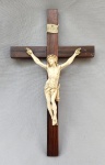 ARTE SACRA, um (1) antigo crucifixo com Cristo primorosamente entalhado em marfim e cruz em jacarandá, medindo a cruz 27,5 x 16 cm, o Cristo 14,5 x 10,5 cm, procedência europeia, vide foto.