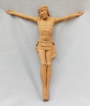 ARTE SACRA, uma (1) imaginária de Cristo crucificado, entalhada em madeira, falta a cruz, design contemporâneo, medindo 31 cm x 28,5 cm.