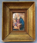 ARTE SACRA, uma (1) lito colorida representando Madona com Menino Jesus, possui furo no canto inferior direito, emoldurada e envidraçada, medindo com moldura 22 x 18 cm.