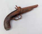 MILITARIA, uma (1) antiga garrucha de dois canos, dita dois tiros e uma corrida, carregamento pela boca, acionamento com espoleta, possui bastante sinais de oxidação, confeccionada em aço, cabo em madeira com detalhes em bronze e compartimento para munição, inutilizada para disparo, sem marca de manufatura aparente, falta o soquete que encaixaria na parte de baixo do cano, medindo 26 cm comprimento, observação: este item não pode ser enviado via Correios.
