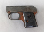 MILITARIA, uma (1) pistola, dita espanta ladrão, de festim (espoleta), a gás, marcada CT, confeccionada em antimônio e aço, coronha com detalhes em polímero, inutilizada para disparo, medindo 10 cm comprimento, sinais de uso e partes oxidadas, observação: este item não pode ser enviado via Correios.