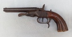 MILITARIA, uma (1) antiga garrucha de dois canos, dita dois tiros e uma corrida, calibre 40 (10,2 mm), possui sinais de oxidação, confeccionada em aço, cabo em madeira com detalhes da coronha em metal prateado, inutilizada para disparo, sem marca de manufatura aparente, medindo 25 cm comprimento, observação: este item não pode ser enviado via Correios.
